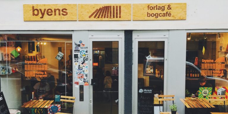 Byens Forlags bogcafe i Aarhus set udefra.