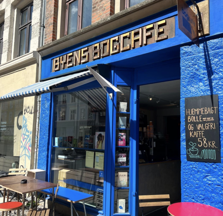 Facade af Byens Forlags bogcafé i København